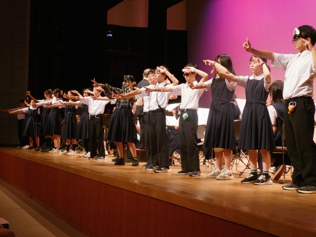 文化発表会でダンスを披露する登美ヶ丘北中学校のメンバー
