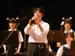 文化発表会でソロを演奏する3年生