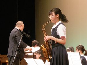 文化発表会でソロを演奏する3年生