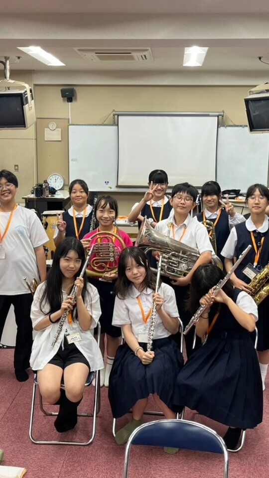 中学生地域バンド『なら夢鹿（むじか）BRASS』
2025年7月12日練習風景

【2025年度参加者募集中！！】

～地域の大人が一緒に活動する、新しい部活動の形～

こどもゆめひろばでは、学校の部活動に変わる新しい形として、『中学生地域バンド』を立ち上げ、生涯にわたり音楽が楽しめるような活動を進めてまいります。

まずは令和７年４月から、毎月２回練習会を行い、中学生と、地域の方々が一緒になって吹奏楽を楽しむ時間を設けています。

私たちと一緒に、吹奏楽の楽しさを共有しませんか？♪
(定員がありますので、気になる方はお早めにご応募ください！)

＜開催概要＞
▶日時：次回練習日　2025年7月27日（日）9:00～12:00
▶場所：奈良市立登美ヶ丘北中学校　視聴覚室
▶参加費：1000円（保険代）※年度の途中で入退会の場合、割引や返金はありません
▶対象：小学4年生～高校3年生（居住地域、楽器経験は問いません）
▶持ち物：楽器、譜面台、筆記用具、上履き、楽譜を入れるファイル、ハンカチ（タオル）、参加費（初回のみ）
・打楽器は持参不要
・楽器、譜面台の貸出あり（数に限りがあります）
▶申込方法： @kodomoyumehiroba プロフィールにあるホームページ、もしくはハイライトに申し込みフォームへのリンクがあります。
必要事項を送信後、事務局からの受付完了の返信をもって申込完了となります。フォーム送信後の自動返信および事務局からのメールが届かない場合は、入力されたメールアドレスが間違っている可能性があります。迷惑メールフォルダもご確認の上、再度送信するか公式LINEよりお問い合わせください。

ご相談も公式LINEにてお気軽にどうぞ♪

＼詳細をどんどん発信してきます／
フォロー＆いいね！よろしくお願いします♪
@kodomoyumehiroba

************************
☆こどもゆめひろばって？☆
♦中学校部活動の地域移行に伴う吹奏楽団「中学生地域バンド」を奈良市で運営。
怒らない、否定しない、前向きな練習で「音楽が好き」の気持ちを育み、「音楽を一生涯の楽しみ」にできるよう活動していきます。

♦指導員登録・派遣など自治体の地域移行をトータルマネジメント
「教員の負担を軽減＋学校と地域の連携」を目指し、地域の特色を生かした部活動を、一緒に創り上げましょう。（吹奏楽部だけでなく、その他部活動も対象です）
*************************

#吹奏楽地域バンド
#地域吹奏楽団
#中学生吹奏楽
#吹奏楽好きな人と繋がりたい
#吹奏楽の輪
#吹奏楽仲間募集
#吹奏楽演奏会
#地域音楽活動
#音楽で地域を盛り上げよう
#音楽の力
#楽器演奏
#青春の音楽
#音楽のある生活
#地域交流
#世代を超えた音楽
#音楽でつながる
#楽器初心者歓迎
#音楽イベント
#地域活性化
#音楽好きな人とつながりたい
#奈良県
